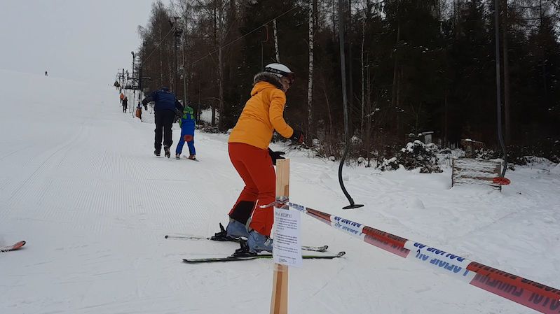 Nejsem zločinec, ani ti lyžaři, říká majitel Vaňkova kopce, kde se stále lyžuje